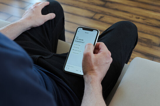 Hombre usando aplicaci&oacute;n de Gemini, Inteligencia Artifcial de Google, en su tel&eacute;fono m&oacute;vil, el 31 de enero de 2026, en Buenos Aires, Argentina. 