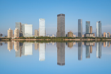 Obraz premium Urban Skyline with Water Reflection on Clear Day