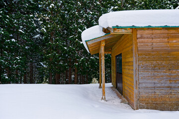 避難小屋の軒先 © kohta65