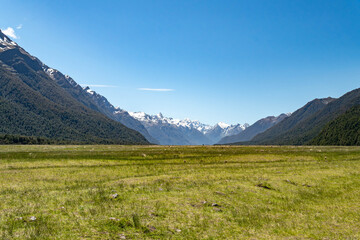 Obraz premium Endless Meadow and Mountains in Eglinton Valley New Zealand