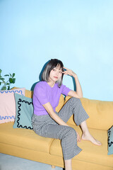 自宅で趣味と自分の時間を楽しむアジアの若い女性のポートレート