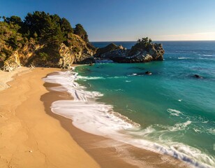 Obraz premium Coastal beach with turquoise water, golden sand, and rugged cliffs.
