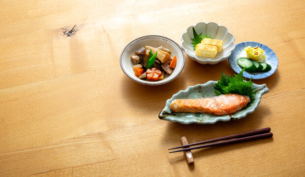 和食の総菜　肴を並べた手＾ブル