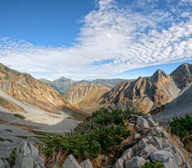 ザイテングラード取り付きより秋の涸沢カールを見下ろす北アルプスの大展望
