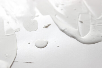 白い絵の具 パレットの上 液体 乾燥