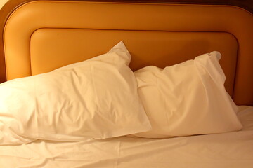 ベットの上に並んだ枕