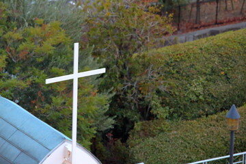 教会の屋根にある十字