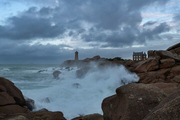 Belles vagues sur la c&ocirc;te de granit rose en Bretagne - France
