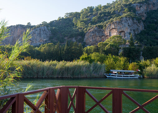 Kaunos antik kentindeki Likya kralı mezarlarının Dalyan kanalı iskelesinden manzarası. Muğla, T&uuml;rkiye