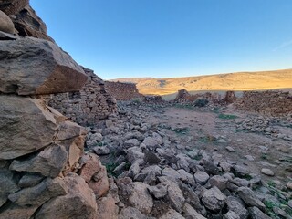Obraz premium Ancient stone houses demolished in a desert area