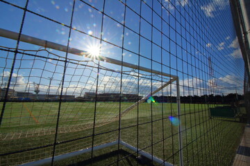 晴れ空の人工芝グランド