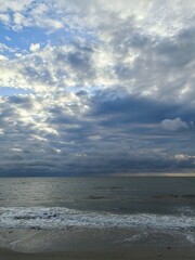 Obraz premium beautiful blue sky with seawave cloudy sky ocean beach sandy