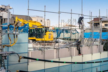 マンション解体現場と作業員