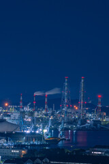 Obraz premium 日本 岡山県倉敷市、亀島山花と緑の丘公園からの水島コンビナートの工場夜景
