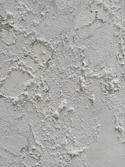 Obraz premium Detailed photo of mold growing on a damp white wall with cracked and peeling paint, suitable for concepts of humidity, aging surfaces, and building damage