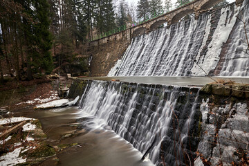 Obraz premium Historic stone dam on the Lomnica River in Karpacz