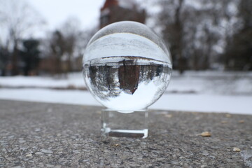 zamek w środku kryształowej kuli na tle zimowego krajobrazu © Maciej