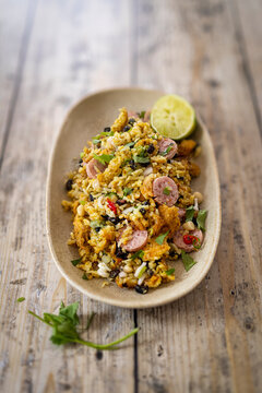 Thail&auml;ndischer knuspriger Reissalat mit fermentierter Wurst (Yum Naem Kao Tod)