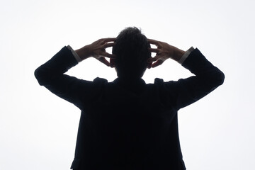 頭を抱えるビジネスマン