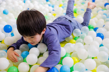 室内遊具で遊ぶ男の子