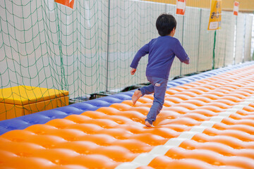 室内遊具で遊ぶ男の子