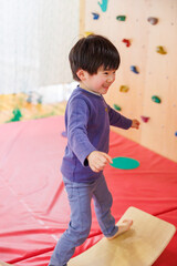 室内遊具で遊ぶ男の子