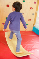 室内遊具で遊ぶ男の子