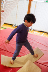 室内遊具で遊ぶ男の子