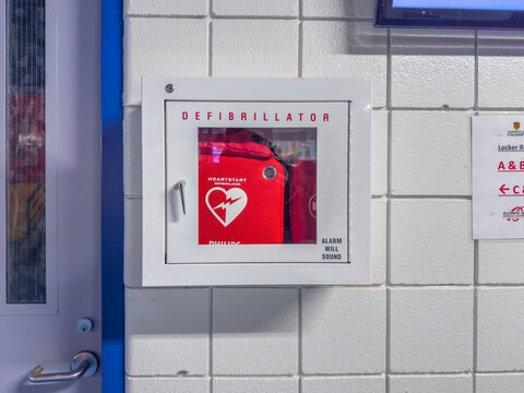 Calgary, Alberta, Canada. Jan 31, 2026. Automated external defibrillator (AED) in a wall-mounted cabinet at the University of Calgary.