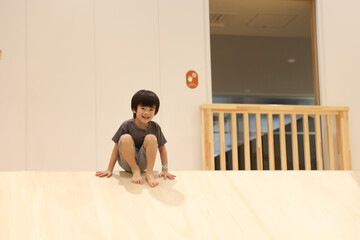 室内遊具で遊ぶ男の子