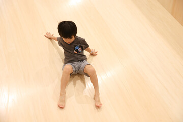 室内遊具で遊ぶ男の子