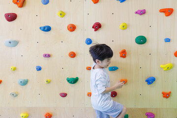 室内遊具で元気に遊ぶ子供の笑顔と成長のイメージ