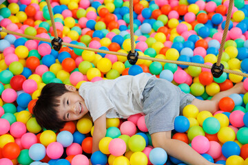 室内遊具で遊ぶ男の子