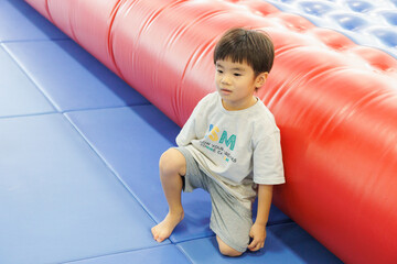 室内遊具で遊ぶ男の子