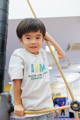 室内遊具で遊ぶ男の子