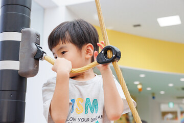 室内遊具で遊ぶ男の子