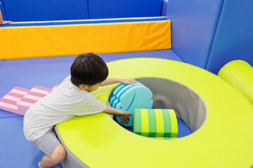 室内遊具で遊ぶ男の子
