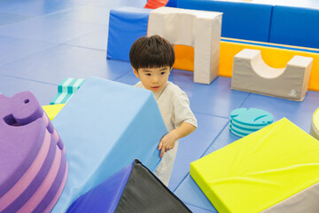 室内遊具で遊ぶ男の子