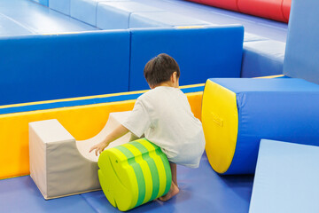 室内遊具で遊ぶ男の子