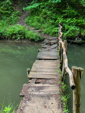 Hiking trail around the Zielony Staw and Czerwony Staw ponds in Klucze, Poland