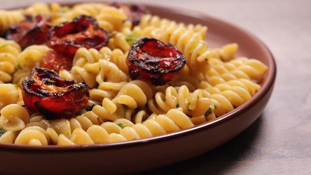 Piatto di fusilli con pomodorini e zucchina, spazio per testo