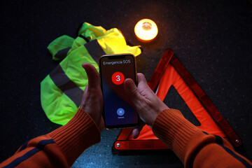 llamada de emergencia sos con tel&eacute;fono, baliza y tri&aacute;ngulo kit de aver&iacute;a coche en carretera