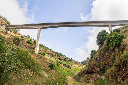 Jo&atilde;o Gomes Bridge in Madeira spanning a green valley, horizontal shot | Most Jo&atilde;o Gomesa na Maderze nad zieloną doliną, kadr poziomy