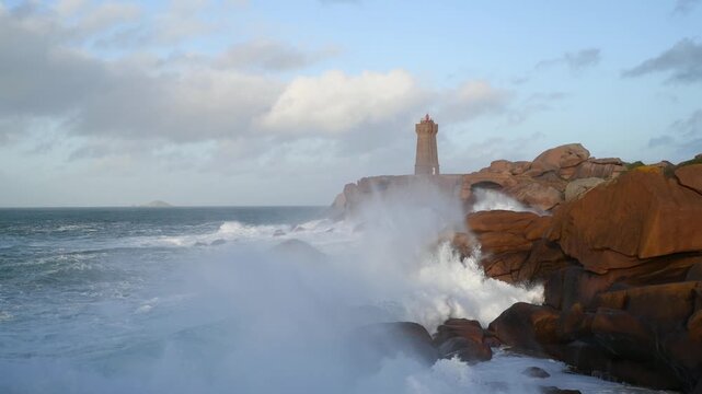 Grosses vagues sur la c&ocirc;te de granit rose - Ploumanac'h Bretagne