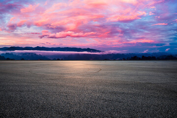 Obraz premium An empty asphalt road and a karst mountain landscape under a dramatic sunset sky in Guilin