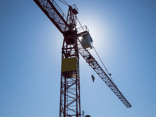 Baukran mit aufblitzendem Sonnenlicht