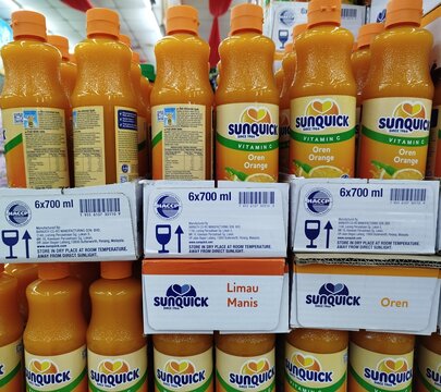 KUALA TERENGGANU, MALAYSIA- JANUARY 31. 2026. Bottles of Sunquick mixed mango concentrate neatly displayed on supermarket shelf, showcasing vibrant packaging and refreshing fruit beverage product.