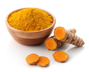 Bowl of turmeric powder and fresh whole and sliced root