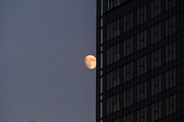 Księżyc nad miastem w nowoczesnej dzielnicy © Rafał
