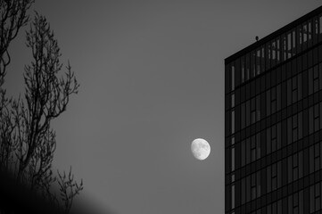 Księżyc nad miastem w nowoczesnej dzielnicy © Rafał